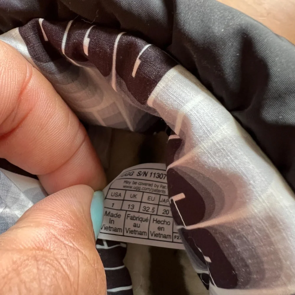 EUC Ugg Maxi Short Puffer Boot Kids 1 - Picture 5 of 6